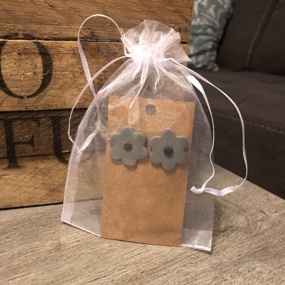 Gray daisy earrings!
